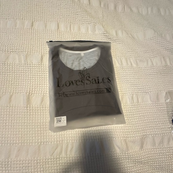 T-shirt with picture of a Bear wearing sunglasses. - Picture 4 of 4